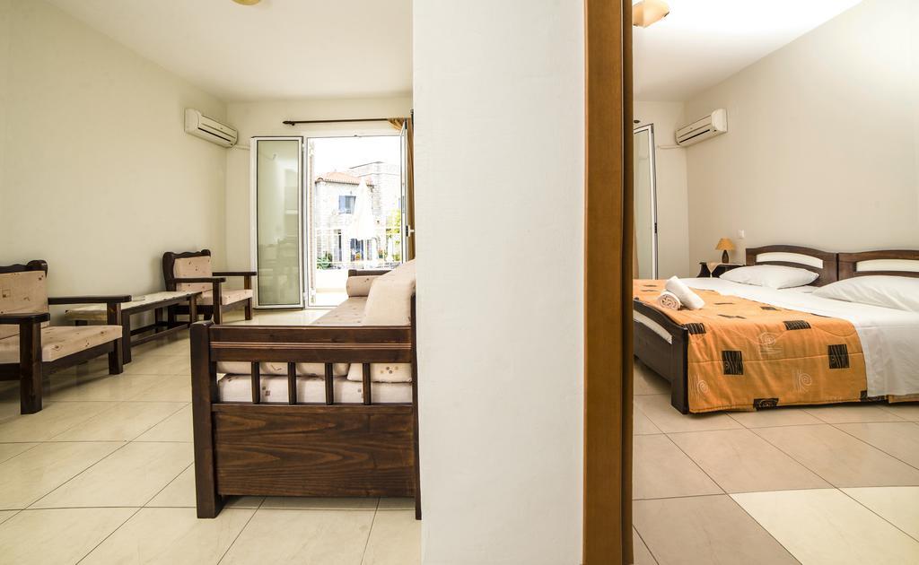 Mani'S Rose Aparthotel Stoupa Room photo